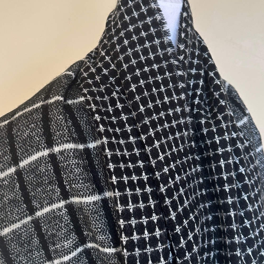 NWT Maurices Infinity Scarf Black and White Patterned sweater knit multi-way - Picture 8 of 15